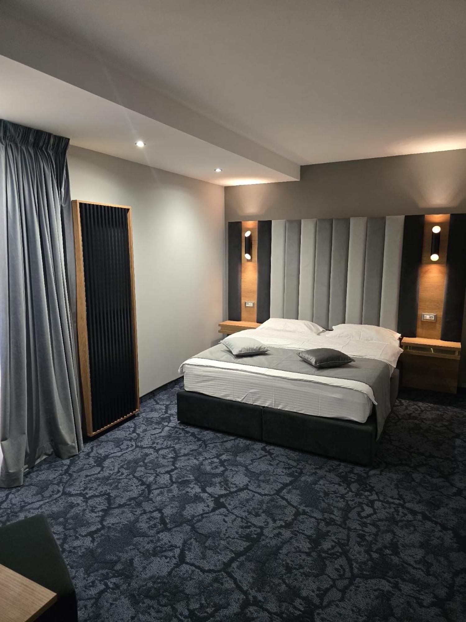 Hotel Yarus Ploieşti Extérieur photo