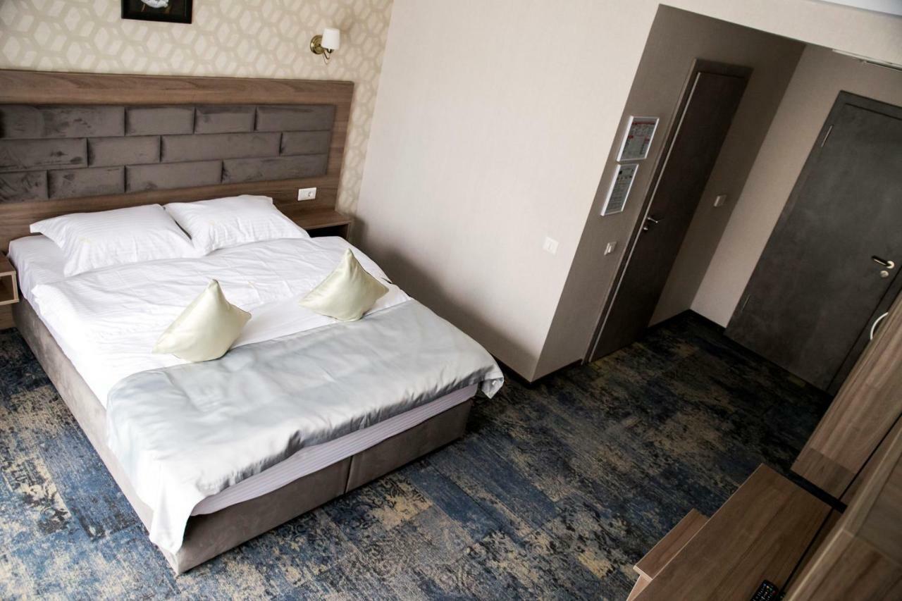 Hotel Yarus Ploieşti Extérieur photo